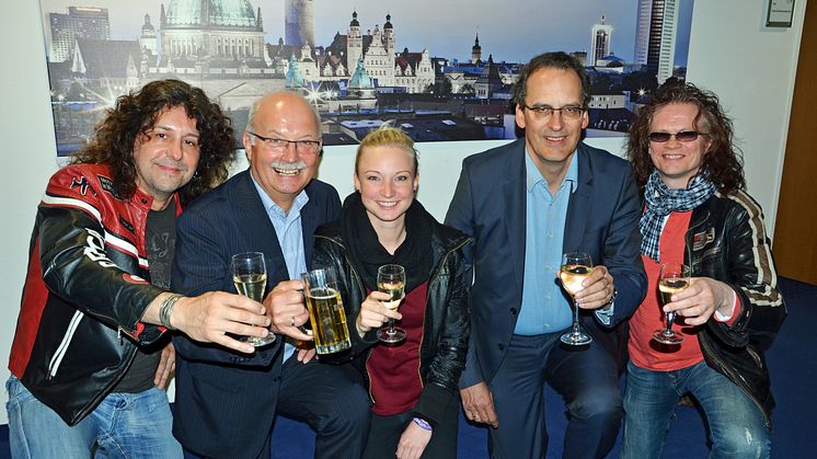 Bernd Hochmuth und Volker Bremer freuen sich gemeinsam mit „Die Band für Leipzig“ – Thomas „Rose“ Rosanski (l., Four Roses), Tina Schmalfuß (Mitte, Pub’n `Steel) und „Hugh Ree“ J.-U. Jurichs (Mad Doxxx) auf das 25. Leipziger Stadtfest