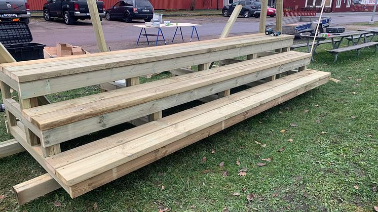 Här byggs nya läktare i anslutning till utebanan vid Karlstad 4H-gård