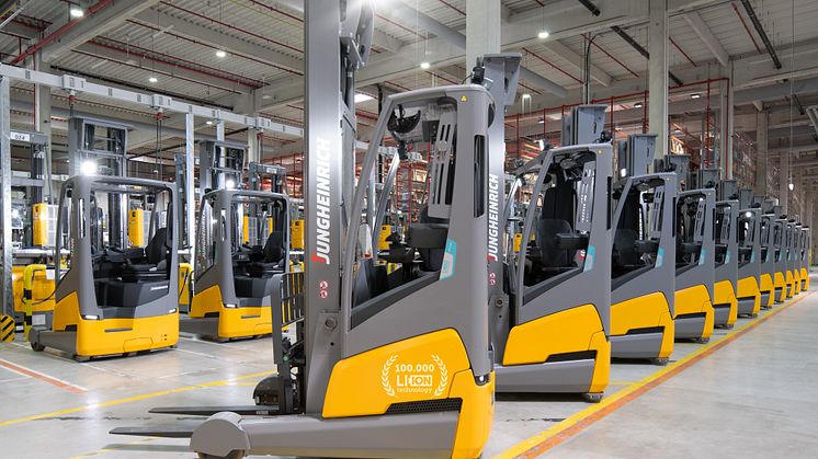Jungheinrich levererar den 100 000:e litiumjontrucken; skjutstativtruck till Amazon