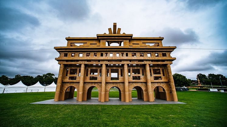 Berlins välkända Brandenburger Tor byggd av wellpapplådor i Glasgow vid friidrotts-EM 2018