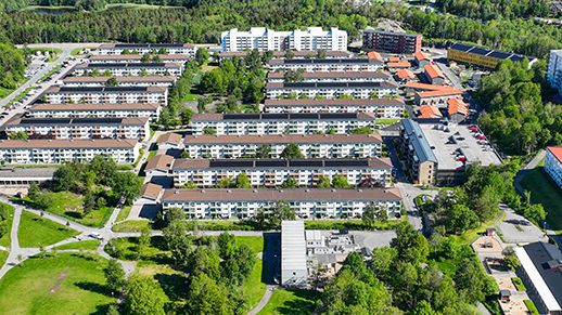 Norra Gårdstens trevåningshus där fler tak nu får solceller.