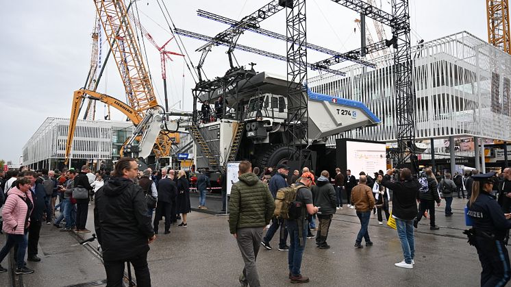 Liebherrs dieselelektriska truck T 274 lockade många när Bauma i dag slog upp portarna i München. Bild: Lars-Olof Tandberg
