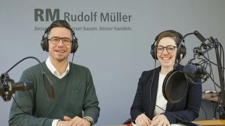 Markus Langenbach und Katharina Backhaus diskutieren mit Expertinnen und Experten aus Industrie, Handel, Handwerk und Planung über aktuelle Themen und Trends der Baubranche – von der Digitalisierung über klimagerechtes Bauen bis zum Fachkräftemangel.