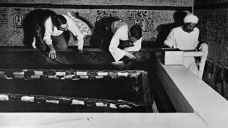 Howard Carter tillsammans med medarbetare i Tutankhamons grav. Foto: Harry Burton