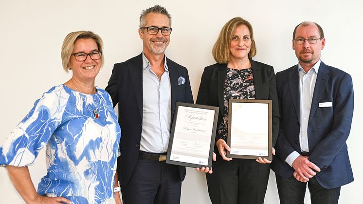 Helene Alexanderson och Roger Hesselstrand mottar Nanna Svartz stipendium 2021 av Lotta Håkansson, förbundsordförande Reumatikerförbundet och Peter Nilsson, medical liason, Pfizer. Foto: jan Torbjörnson