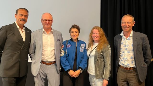 NASA-astronauten Jessica Meir (i mitten) träffade nya svenska rymdföretaget I.S.A.A.C. med, från vänster: Mattias Hansson, Magnus Penker, Cecilia Hertz och Christer Fuglesang. Foto: Gabriel Delerin, Astronomisk Ungdom