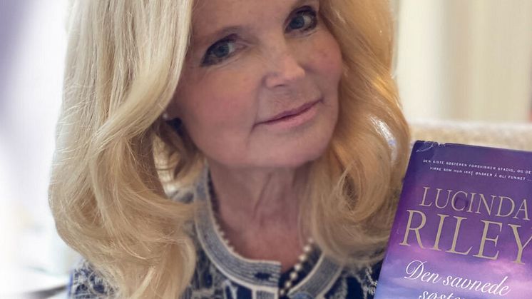 Lucinda Riley har oppnådd stor internasjonal suksess med serien «De syv søstre». Her er hun med den syvende boka, «Den savnede søsteren», som snart har verdenslansering.(Foto: Kit Riley)