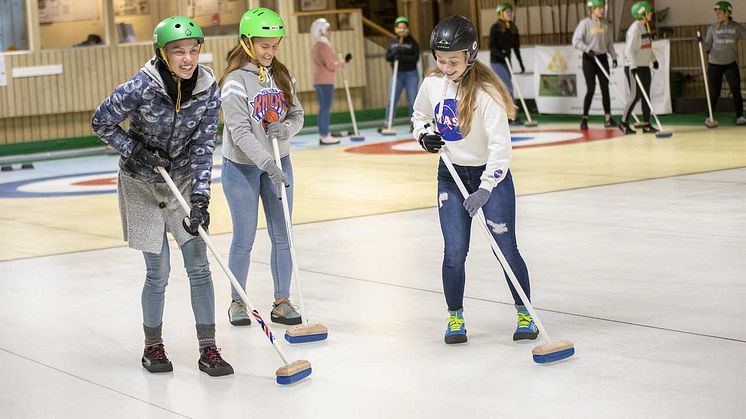 Elever får prova nya idrotter – Här testar Tycho Braheskolan curling