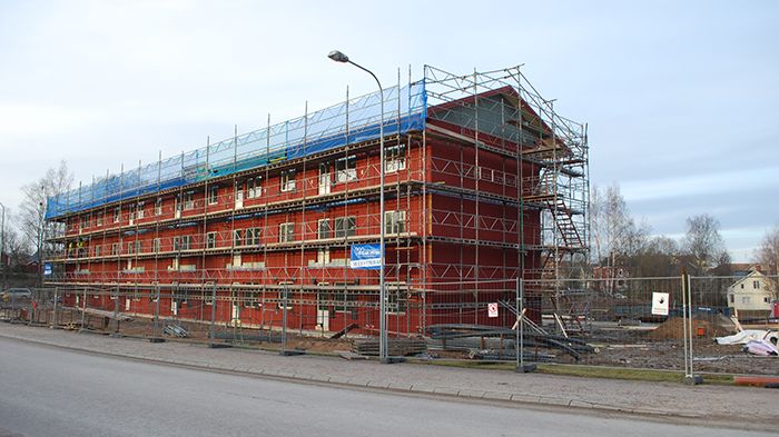 Häggmarks Byggmodul bygger nya lägenheter på Magasinsgatan i Sunne. Landshövding Georg Andrén gör ett besök på den nya byggmodulfabriken i Sunne på fredag