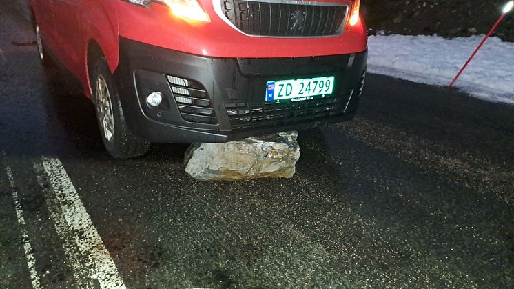 STEINRAS: Et steinras har gått i Hamnvik som følge av væromslaget. Postbudet kom uskadet fra hendelsen. Foto: Posten Bring