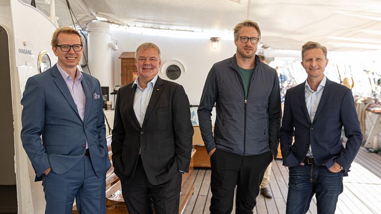 Vinnerne av årets klimaindeks er Schibsted, Posten, Vinmonopolet og Storebrand. Fra venstre: Leif Arne Jensen CEO PwC, Odd Arild Grefstad CEO Storebrand, Jan Tore Jensen CEO Bergans og Colin Campbell direktør for HMS og bærekraft i Posten.