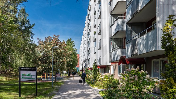 Boende i SKBs kooperativa hyresrätter har svarat på boendeenkäten och resultatet har lett fram till nominering till Kundkristallen 2022. Foto: baraBild