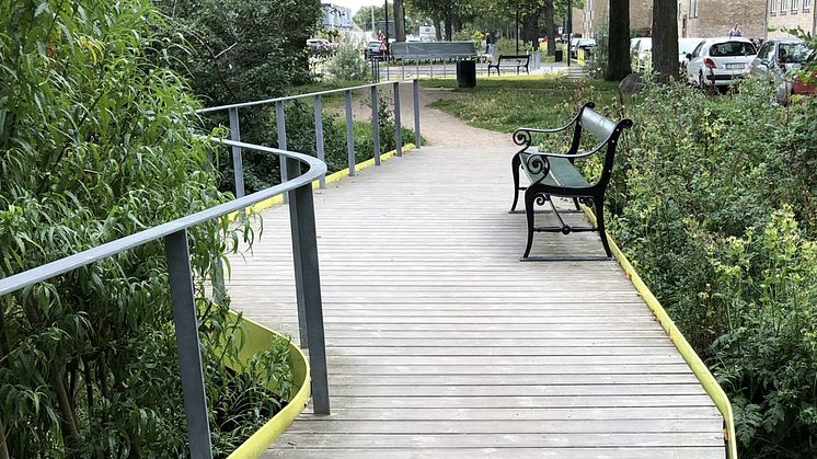 Nedsänkt park med gångstråk över vid Scandiagade i Köpenhamn.