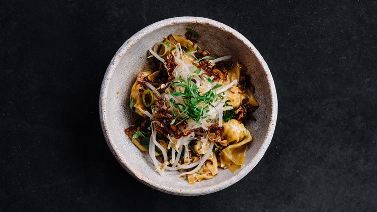 Wontons i krispig chiliolja, av Dennis Yen som gästspelar på TAK Stockholm