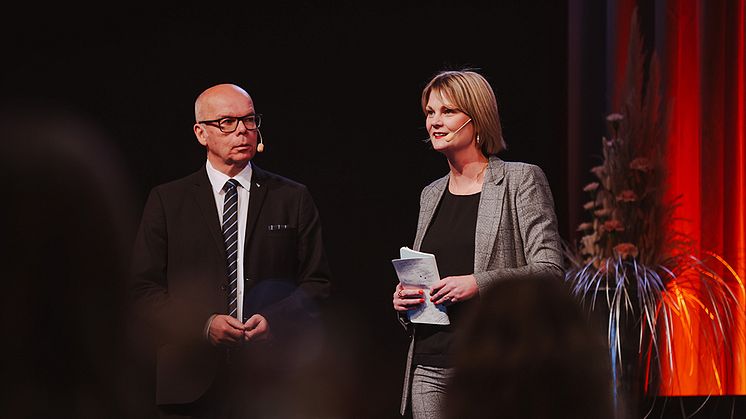 ﻿Litteraturpolitiskt toppmöte invigs av Conny Brännberg och Frida Edman. / Foto: Natalie Greppi.
