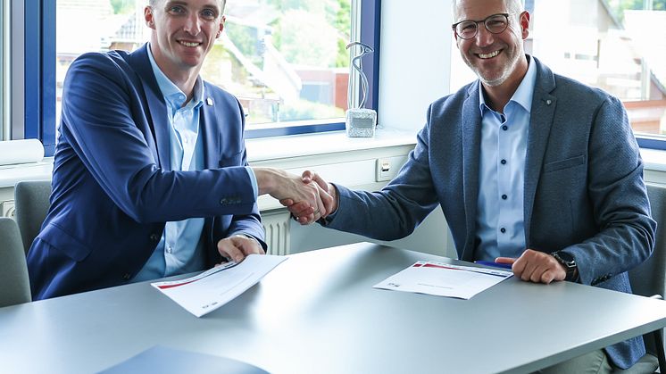 JYSK Deutschland Country Director Christian Schirmer (rechts) und SG Flensburg-Handewitt Geschäftsführer Holger Glandorf