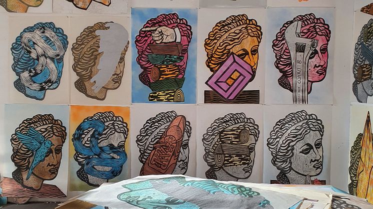 Konstutställning på Galleri Alva visar finrum och fulrum