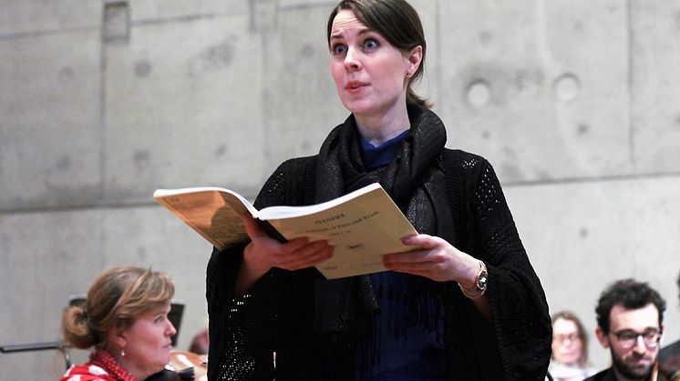 Ylva Gruen repeterar Händels oratorium  ”The Triumph of Time and Truth” med Sibeliusakademins barockorkester. (Foto: Petteri Saloma)