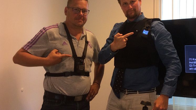 Carl Johan Sonesson (M) och John Roslund (M) provar kroppskameror och skyddsväst.