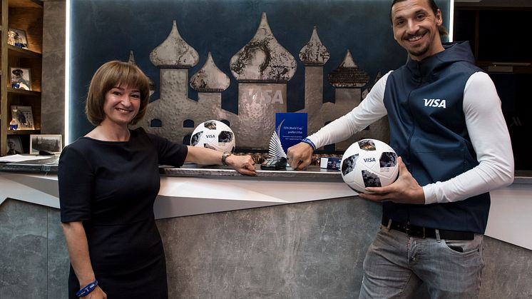 Zlatan Ibrahimović, das Gesicht der globalen Marketingkampagne von Visa, und Visa Country Managerin Ekaterina Peletina zeigen auf der FIFA Fussball-Weltmeisterschaft 2018 Russland™  die tragbare Zahlungstechnologie von Visa.