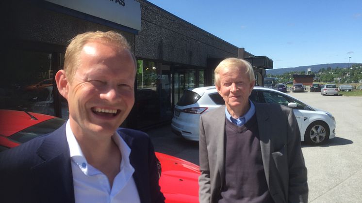 Solberg bil i Skien overtar Windsvoll Bil på Notodden. Til venstre daglig leder i Solberg Bil Ole Solberg. Bak konsernsjef Pål Solgerg. 