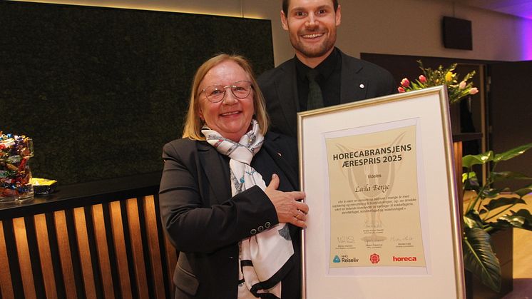 Laila Berge ble tildelt Horecabransjens ærespris tirsdag 18.mars 2025. Her avbildet sammen med landbruks- og matminister Nils Kristen Sandtrøen. 