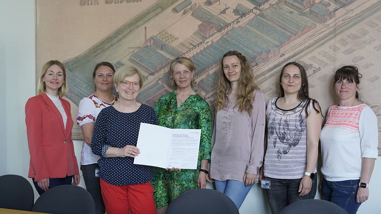 Prof. Ulrike Tippe, Präsidentin der Technischen Hochschule Wildau (2. v. l.), hat am 23. Mai 2023 in Anwesenheit der Arbeitsgruppe Diversität und Inklusion die Charta der Vielfalt unterzeichnet. (Bild: TH Wildau)