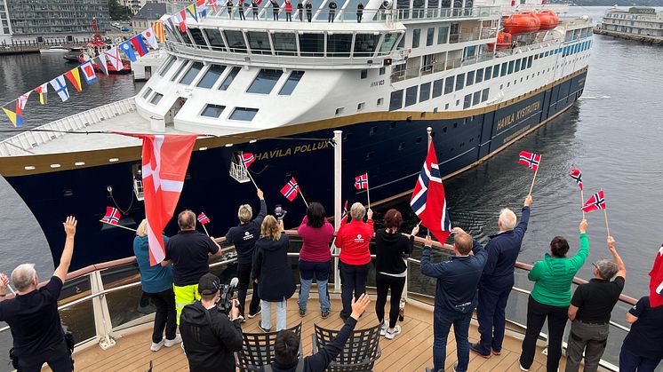 Mannskapet på Havila Polaris hilser Havila Pollux velkommen til Vågen i Bergen. 