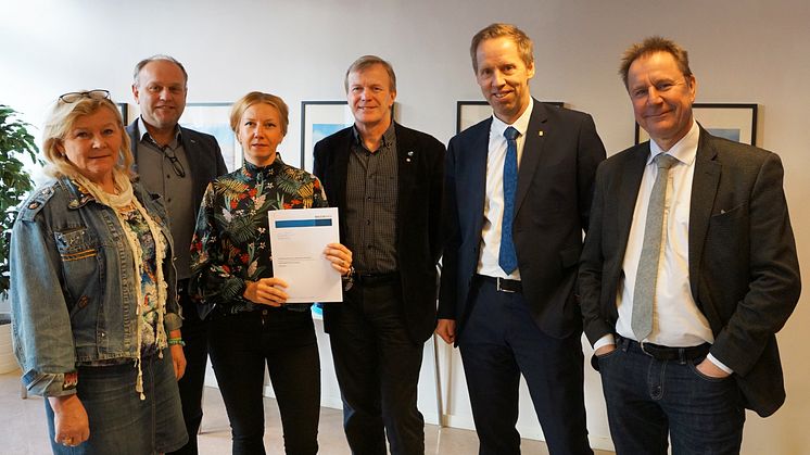 Samarbetar för ett dubbelspår: Karin Ramneskär, (M), oppositionsråd, Kent Andreasson, ordförande Företagarna i Uddevalla, Pernilla Irewährn, chef Sveriges Byggindustrier i Uddevalla, Ingemar Samuelsson, kommunstyrelsens ordförande, Peter Larsson, kom