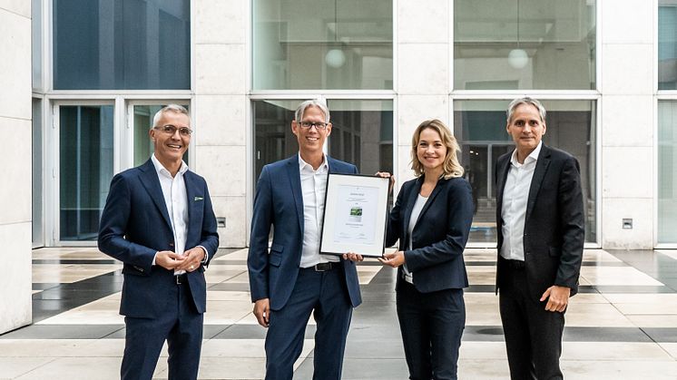 v. l. n. r.: Michael Franke (FuB), Stephan Bongwald, Hanna Kroon und Vorstandsmitglied Frank Lamsfuß bei der Übergabe der Auszeichnung!