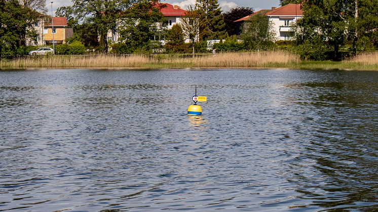 Boj i Sundstatjärn som mäter vattentemperaturen som sedan visas i appen Mitt Karlstad. 
