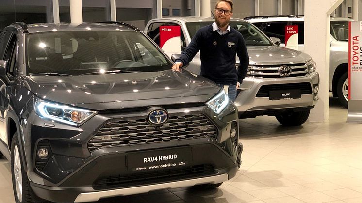 Toyota på topp: Bilselger fra Nordvik Mo i Rana, Thomas Elmon Johannessen . Foto: Nordvik AS.