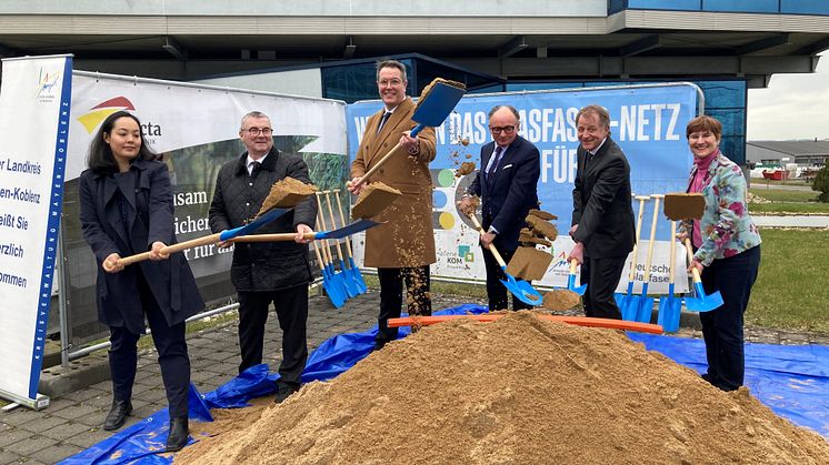Auf dem Foto von links nach rechts: Ann-Katrin Daflis (atene KOM), Landrat Dr. Alexander Saftig, Minister Alexander Schweitzer, Oberbürgermeister Achim Hütten, Dr. Ulrich Nitschke, Wirtschaftsförderungsgesellschaft am Mittelrhein Rita Emde