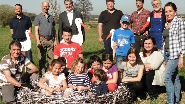Die Arnstorfer Kinder und ihre gebastelten Holzstörche bleiben nur "vorübergehende Mieter" im neuen Storchenhorst in Geiselsdorf.