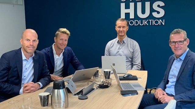 Fr vänster: Jonas Regnander, VD Trivselhus, Mattias Kvist, VD Svensk Husproduktion Projekt AB, Stefan Holmberg, VD och Koncernchef Svensk Husproduktion AB samt Anders Martinsson, VD LB-Hus AB.