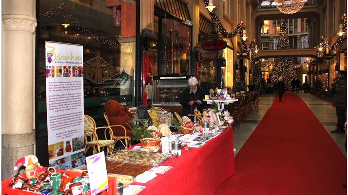 Traditioneller Bärenherz-Weihnachtsstand in der Mädlerpassage