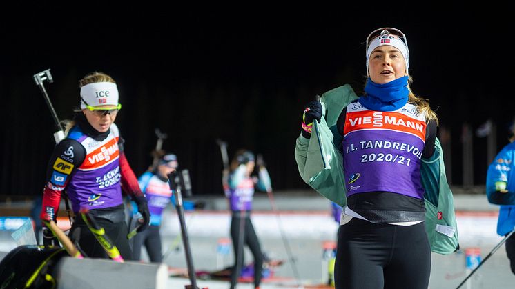 REISER VIDERE: Ingrid Landmark Tandrevold og Tiril Eckhoff vender nesa mot Hochfilzen. Foto: Christian Haukeli