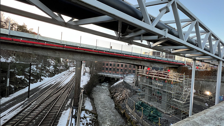 Over elva og jernbanen: Nye Bryn bru må heises inn over fjernvarmebrua nærmest Østensjøveien og inn på nybygde søyler og landkar. Arbeidene starter natt til mandag 6. februar, når Østensjøveien stenges. FOTO: Sporveien AS