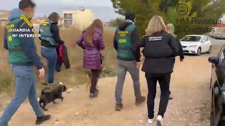 Sarah Panitzke being arrested by Spanish police (5).png