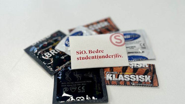 SiO Helse oppfordrer  studenter under 30 år til å teste seg for gonoré ved partnerbytte, og deler også ut gratis kondomer for å forebygge smitte. 