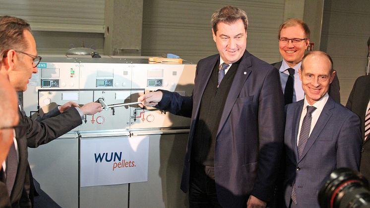 Der bayerische Ministerpräsident Dr. Markus Söder (Mitte) und Bayernwerk-Technikvorstand Dr. Egon Westphal (rechts) bei der feierlichen Einweihung des neuen Pellet-Werks mit angeschlossenem Regelenergie-Kraftwerk am Freitag in Wunsiedel.