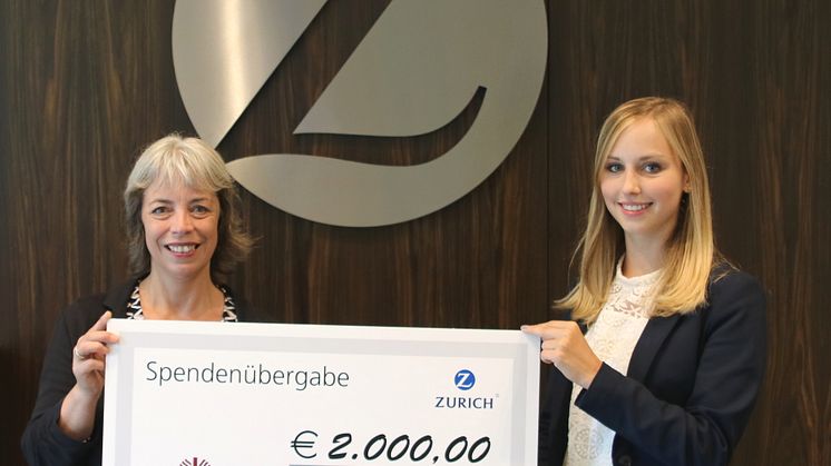 Tatiana Dedich, CEO Office Zurich Gruppe Deutschland (rechts) übergibt den Spendenscheck an Geschäftsführerin Jutta Oehmen vom Sozialdienst katholischer Frauen