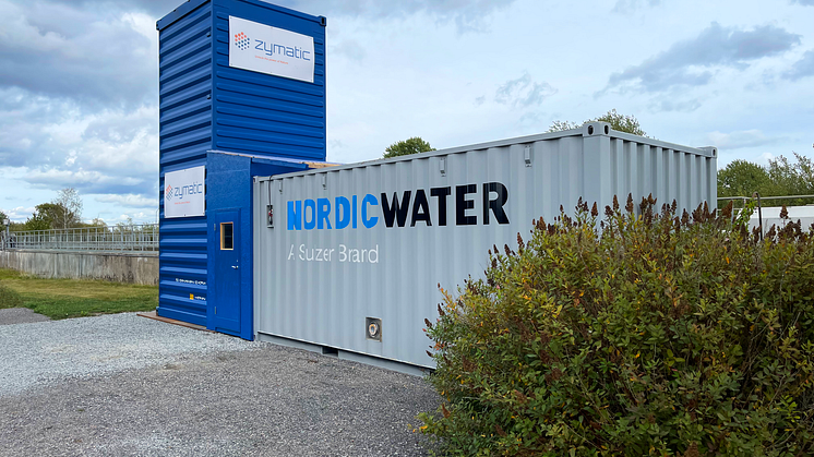 Cleantechföretaget Zymatic har utvecklat en metod som bryter ner mikroföroreningar med hjälp av enzymer. Metoden testas i en vattenreningscontainer som byggts om av Containertjänst så att den kunde ställas på högkant.