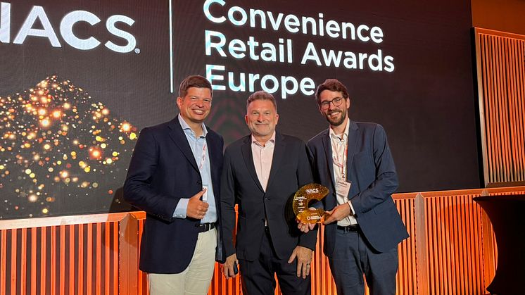 Frederick Beckmann (Q1), Steve Richards (Gilbarco Europe) und Jonathan Burghardt (Q1) bei der Übergabe des Awards.