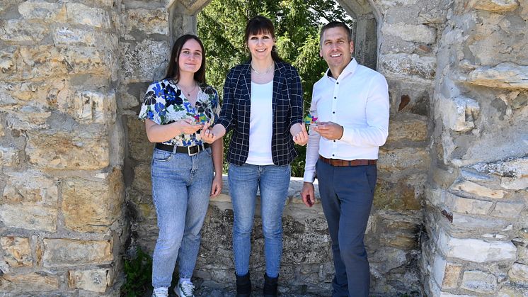 v. l.: Finja Schwarz, 1. Vorsitzende Spielgemeinschaft Harth-Ringelstein, Christiane Rüsel, Kommunalreferentin Westfalen Weser, und Bürgermeister Burkhard Schwuchow. Foto: Stadt Büren