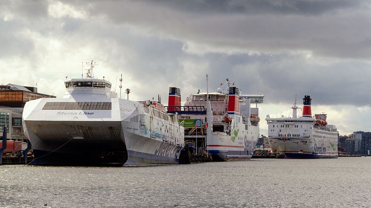 Stenabåtar i hamn.