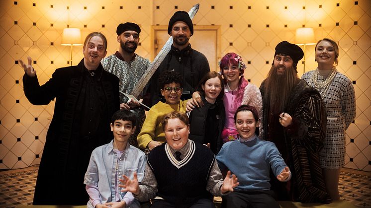 Joel Adolphson och Emil Beer från IJWBC tillsammans med regissören Alain Darborg och övriga casten i "Skurkarnas skurk"
