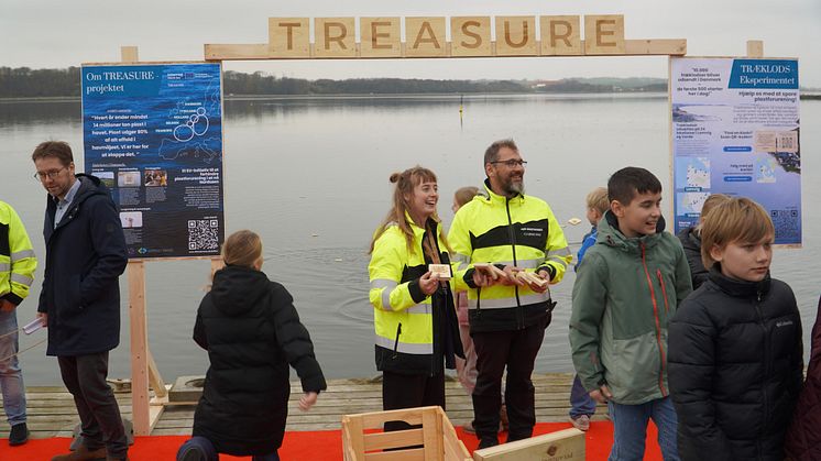 De første 500 træklodser blev kastet i Limfjorden ved Lemvig Havn