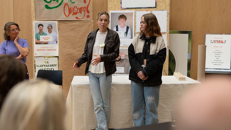 Linnea Bell Larsson og Nora Ålvik, elever ved Lillestrøm vgs, gir innspill på hvordan man best kommuniserer med elever om det nye, bærekraftige måltidstilbudet. 