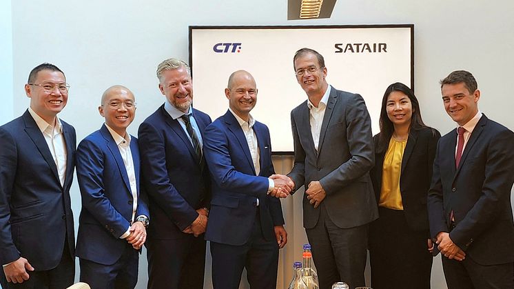 From left: Satair: Victor Lee, P. Manager, and Lee Shu Hwee, HO Concept P. Management. CTT Systems: Ola Haggfeldt, CCO, and Henrik Hojer, CEO. Satair: Bart Reijnen, CEO, Cindy da Silva HO OEM P. Management, and Thomas Lagaillarde, HO P. Management
